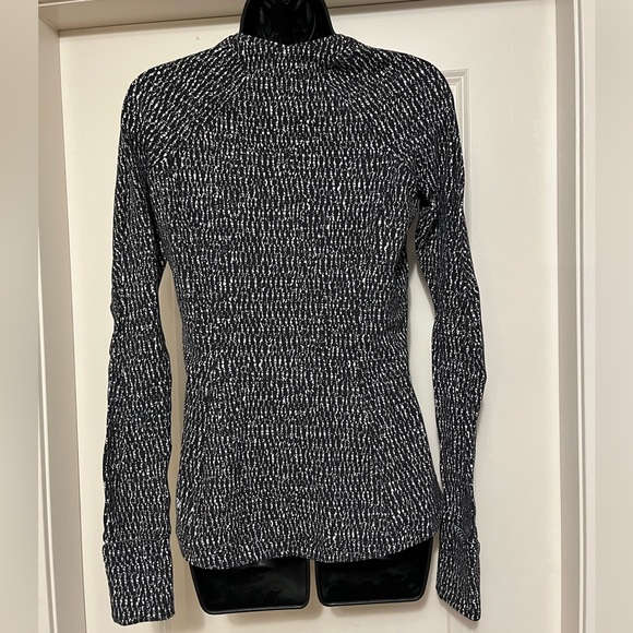 Lululemon long sleeve (excellent condition) - Picture 3 of 6